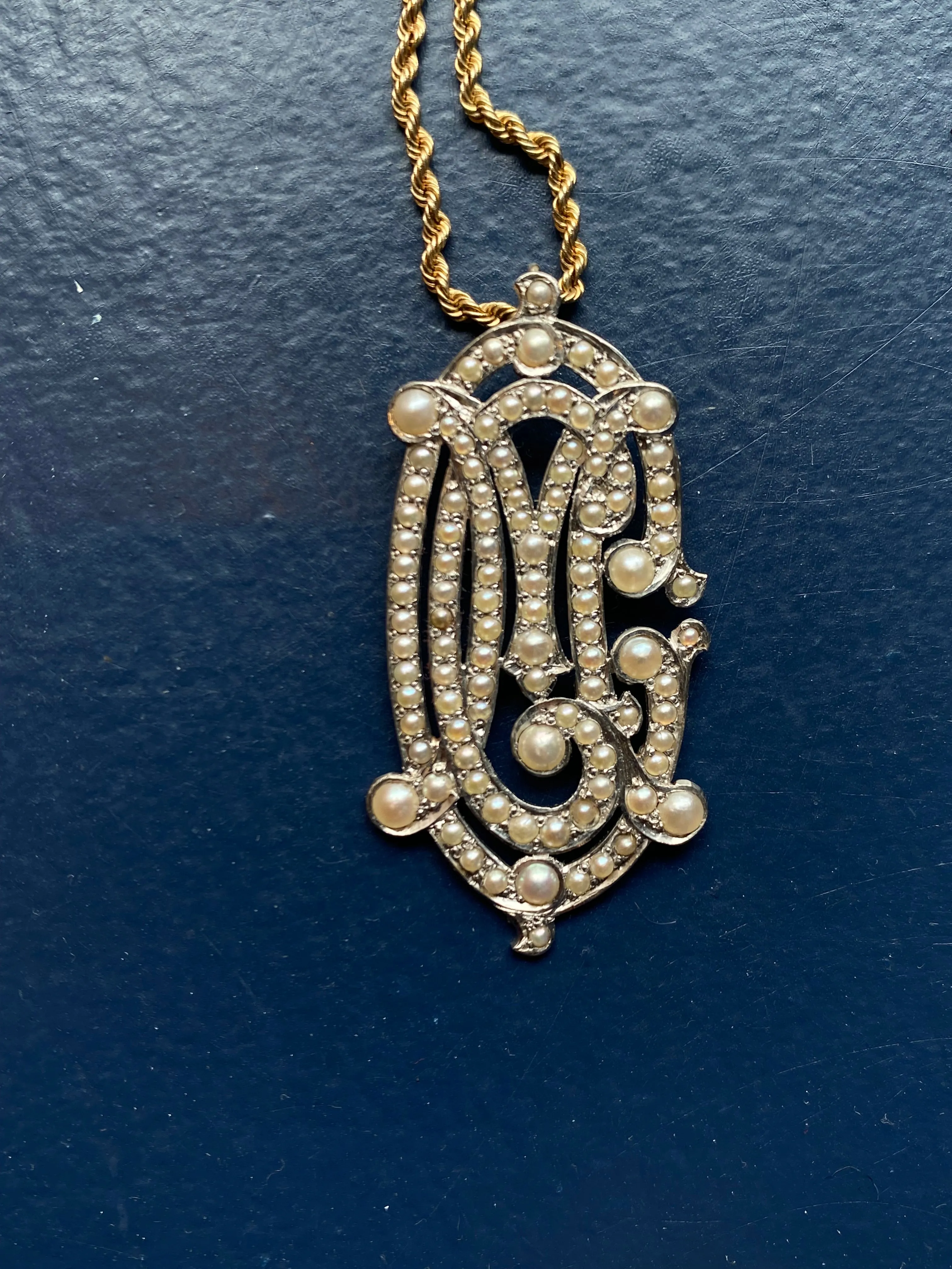 Dezso 18k Deco Carved Onyx Pineapple Pendant
