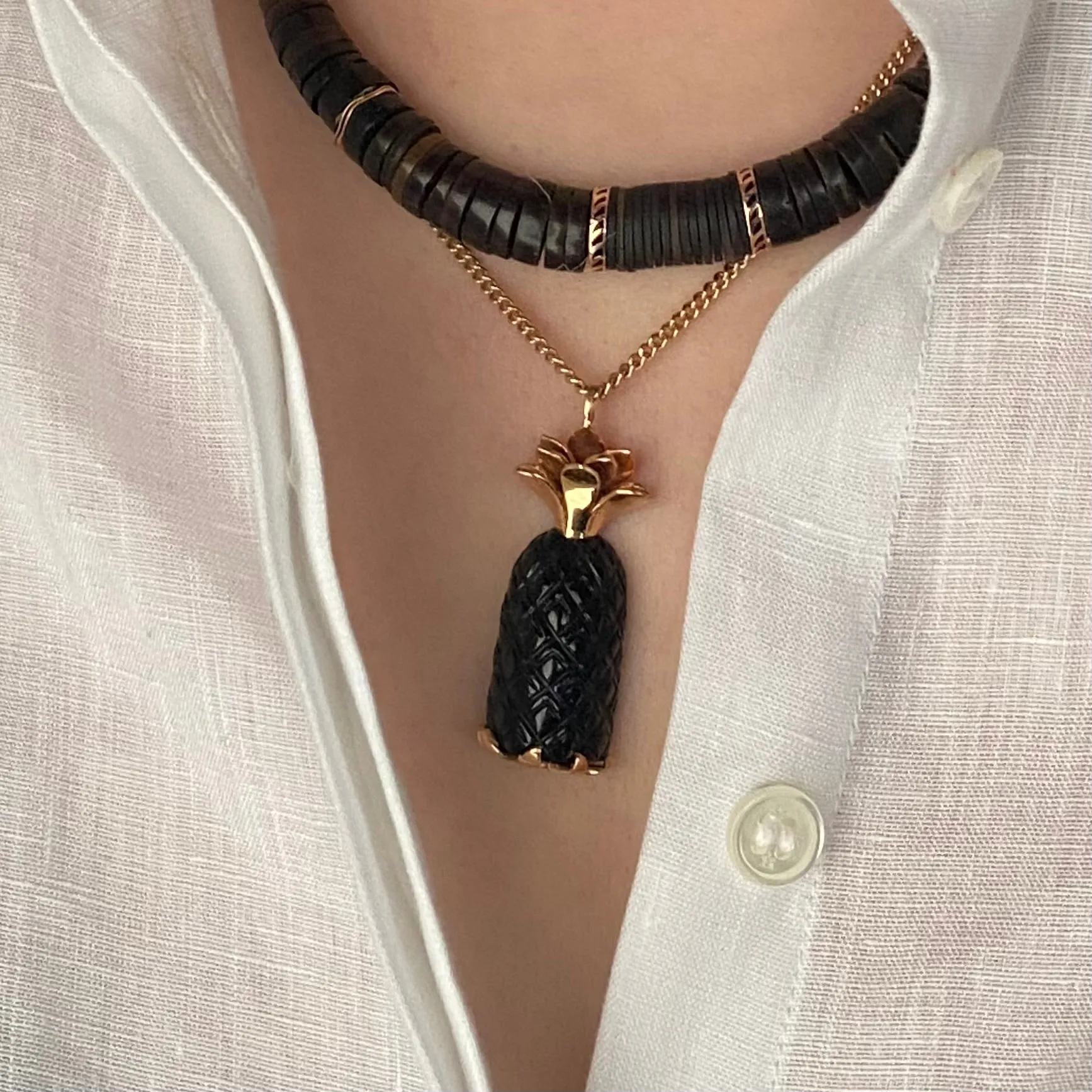 Dezso 18k Deco Carved Onyx Pineapple Pendant