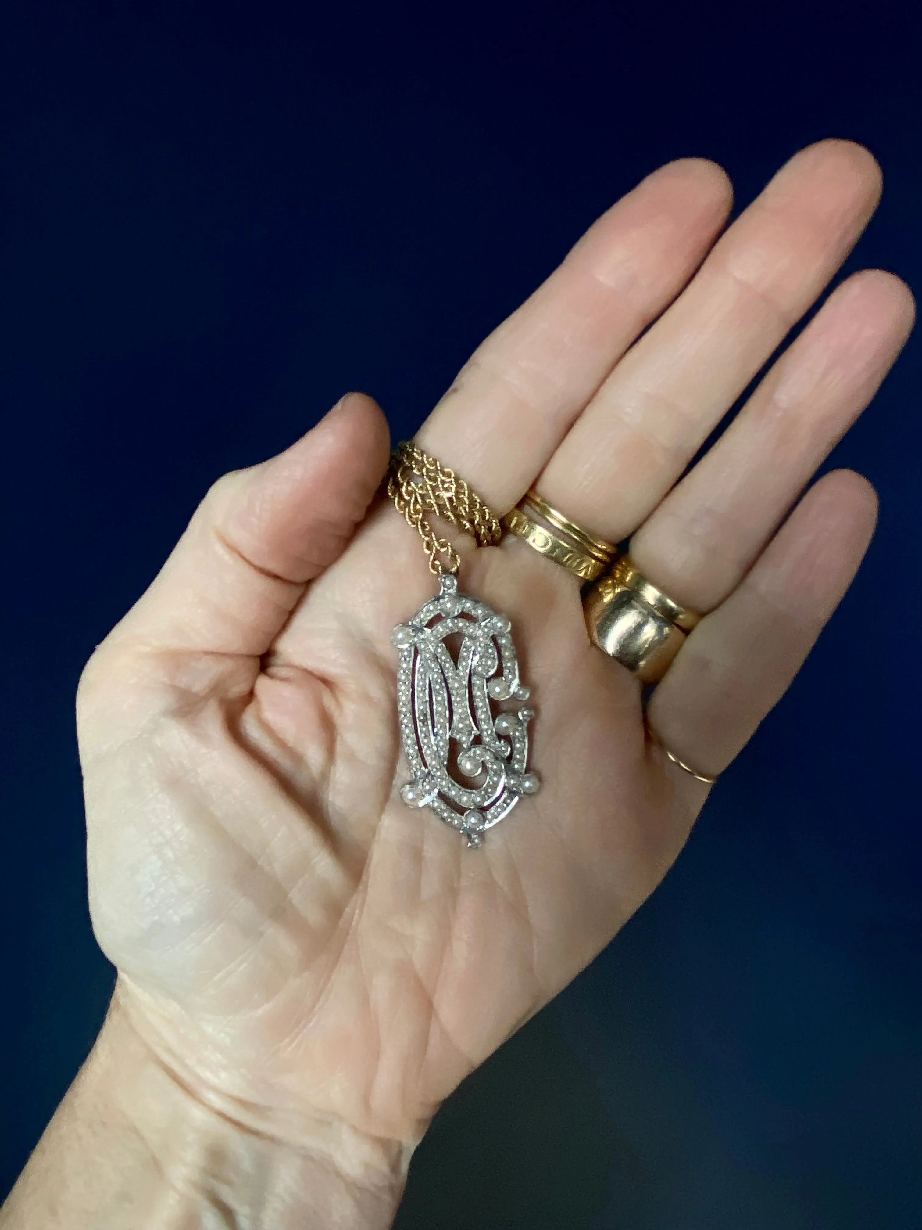 Dezso 18k Deco Carved Onyx Pineapple Pendant