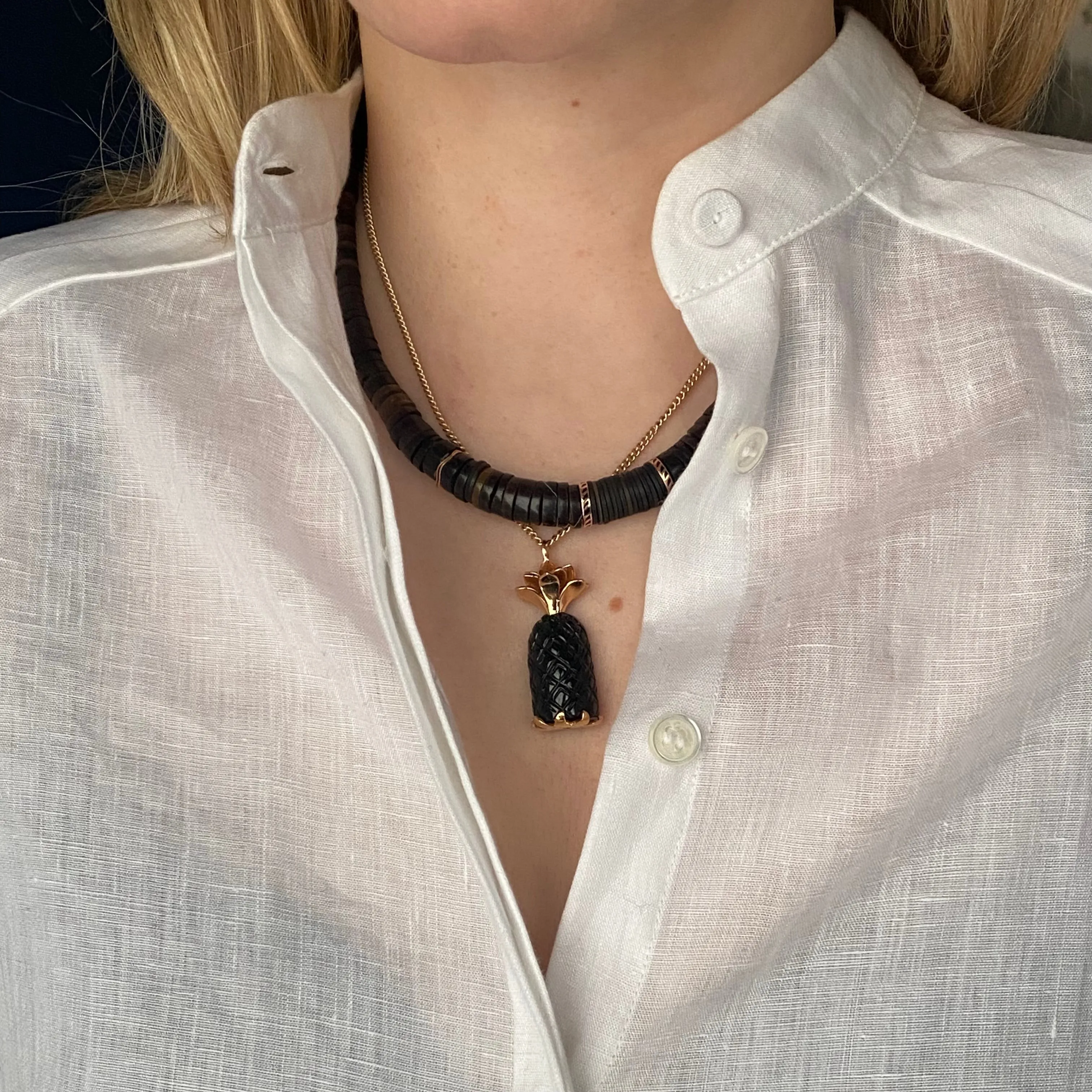 Dezso 18k Deco Carved Onyx Pineapple Pendant