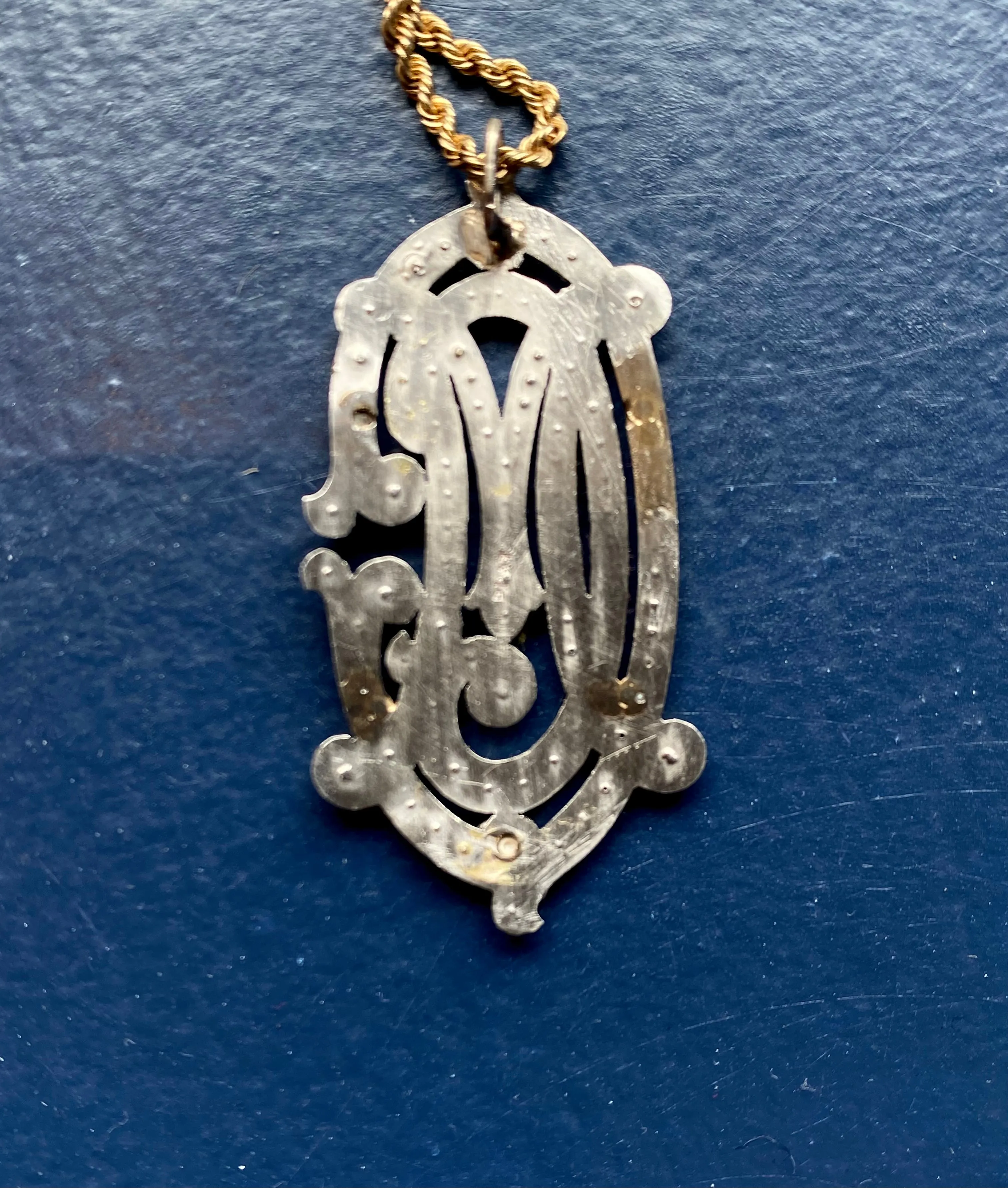 Dezso 18k Deco Carved Onyx Pineapple Pendant