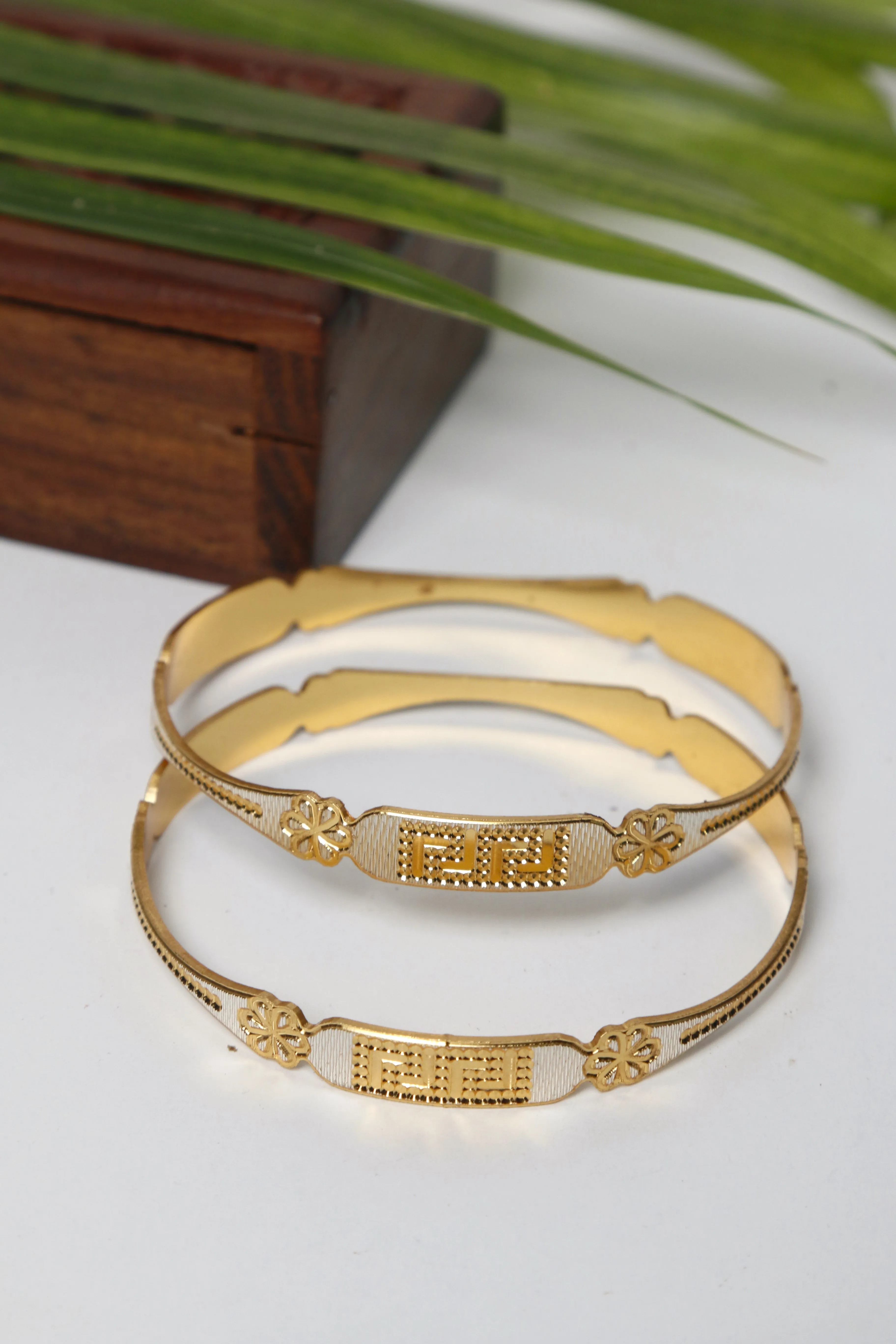 Gold Bangle Set with Elegant Straight Lines