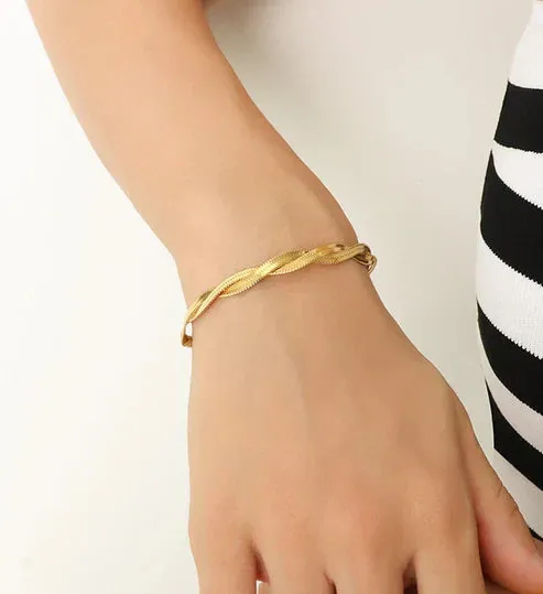 Gold Twisted Link Bracelet